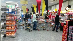 Chuva fila supermercado