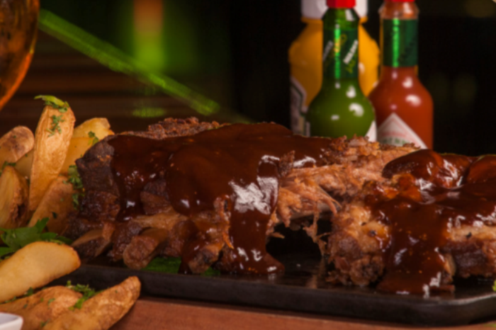 Nibbles Food & Fun – 1/2 costelinha de porco ao molho barbecue servida com batata artesanal + 2 cervejas Rauchbier Eisenbahn (R$ 49,90)