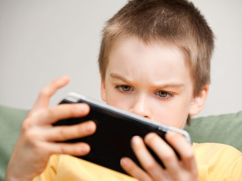 maternidade_crianca_celular