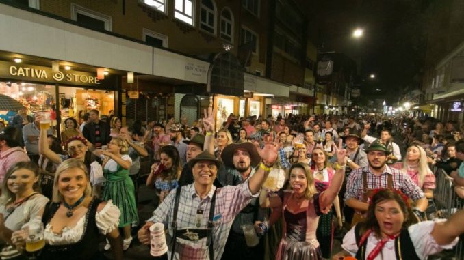 desfile-oktoberfest-blumenau-2015-rua-xv-de-novembro1-e1444399576210