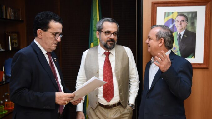 Em novembro, o ministro da Educação confirmou aos deputado Peninha e Hélio Costa as escolas cívico-militares em SC