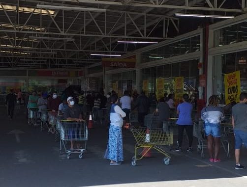 supermercado cheio
