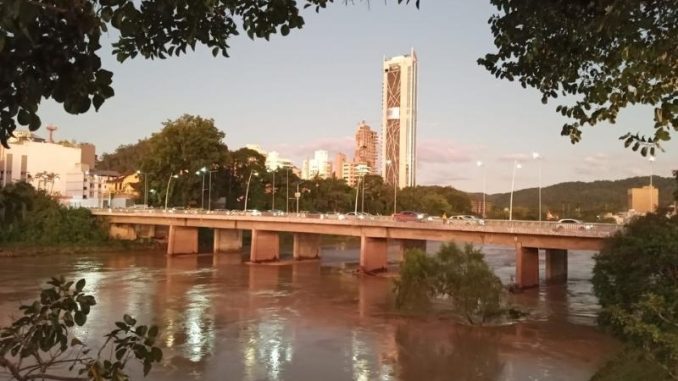 ponte-centro-rio-cheio