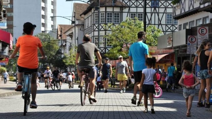 rua-xv-de-novembro-final-de-semana-blumenau