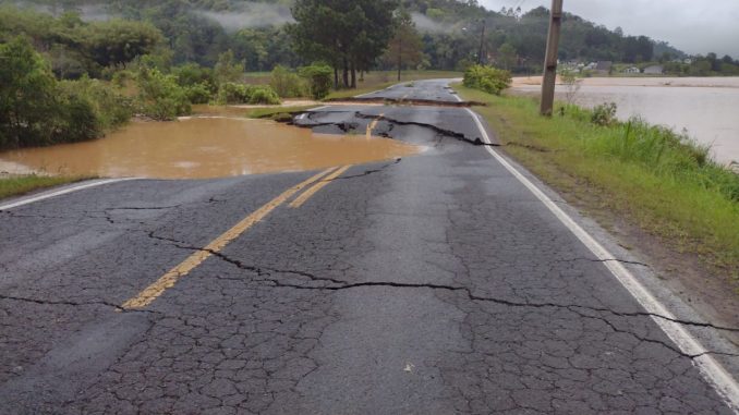 chuvas-santa-catarina-rodovia-alagada