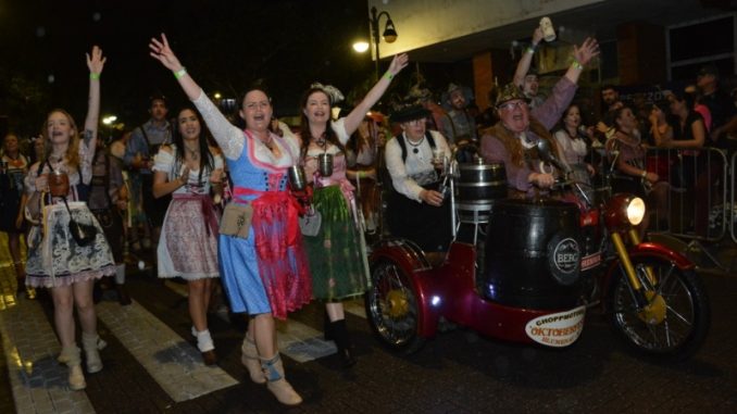 desfile-oktoberfest-blumenau