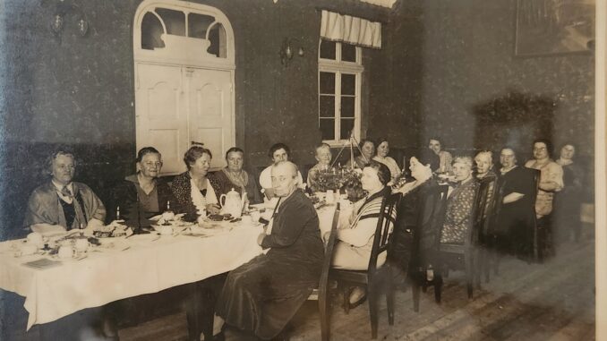 Elsbeth-em-primeiro-plano-e-mulheres-da-SEB