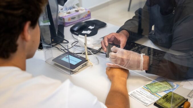 Jovem eleitor coletando biometria