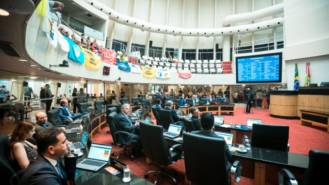 assembleia-aprova-minimo-regional