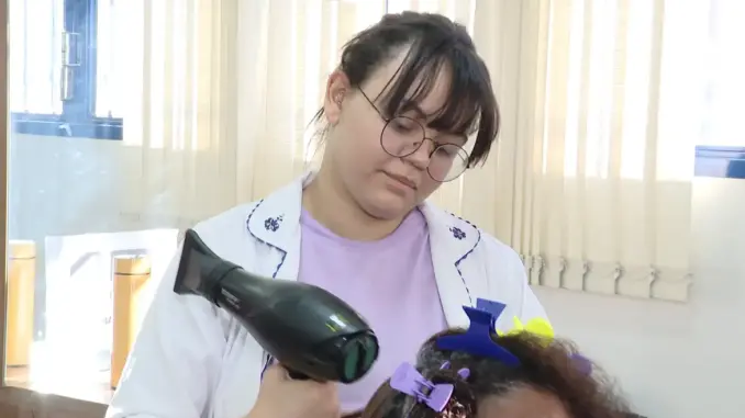 estudante_em_curso_de_cabeleireiro_do_senac